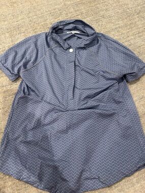 Women's Short-Sleeve Polo Shirt in Navy with Subtle Geometric Print